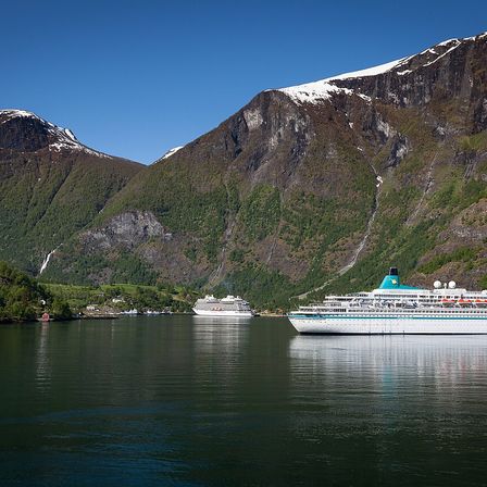 Flåm-Aurlandsfjord-norwegian-fjords-tunliweb