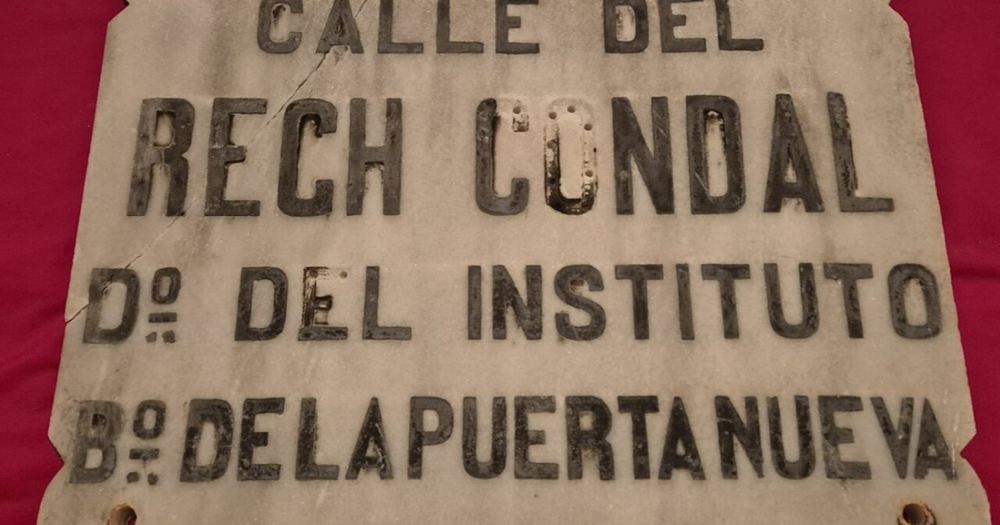 Antigua placa de mármol de la Calle del Rech Condal de la ciudad de Barcelona