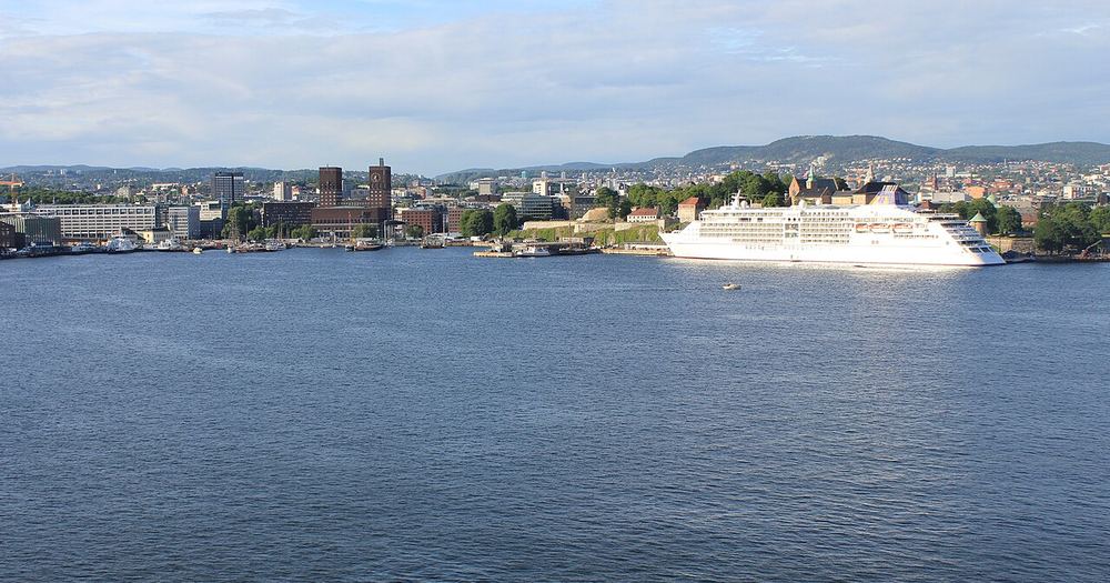 Oslo rådhus og by sett fra fjorden