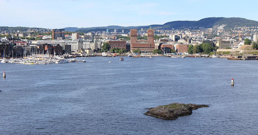 Rådhuset sett fra fjorden i Oslo